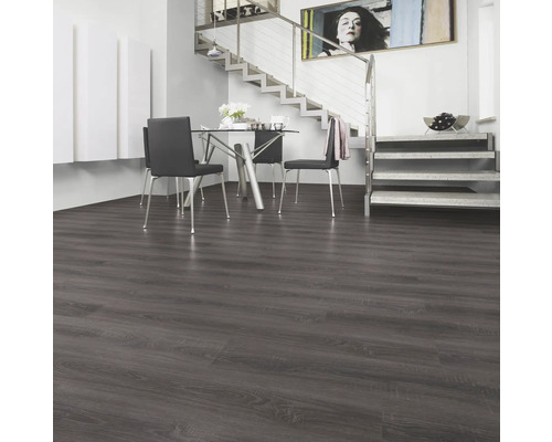 Obývací pokoj s jídelním stolem, schodištěm a laminátovou podlahou s dřevěným vzhledem