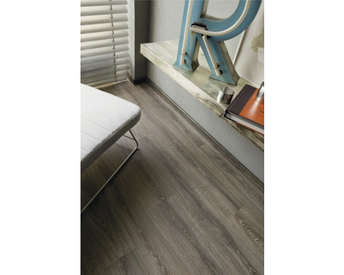 Interiér s laminátovou podlahou s dřevěným vzhledem, regál a sedací souprava