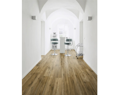 Chodba s dřevěnou podlahou, barovými stoličkami a bílými stěnami