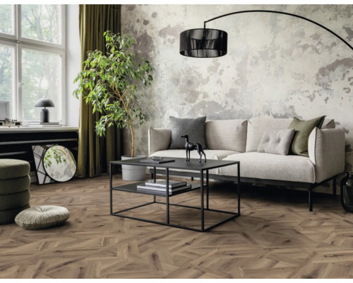 Obývací pokoj s pohovkou, konferenčním stolkem, pokojovou rostlinou a dřevěnou podlahou s rybí kostí