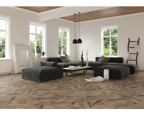 Světlý obývací pokoj s pohovkou, okny a dřevěnou podlahou