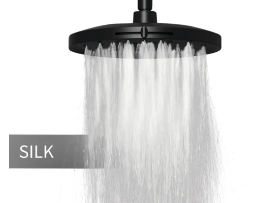 Černá sprchová hlavice s proudem vody