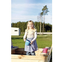 Dívka si hraje na pískovišti s kbelíky