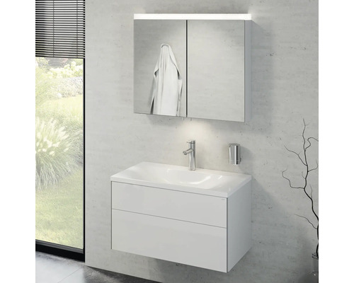 Moderní koupelna s umyvadlovou skříňkou, umyvadlem, zrcadlovou skříňkou s osvětlením a armaturou