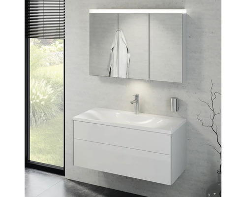 Koupelna s umyvadlovou skříňkou, umyvadlem, zrcadlovou skříňkou s osvětlením a baterií