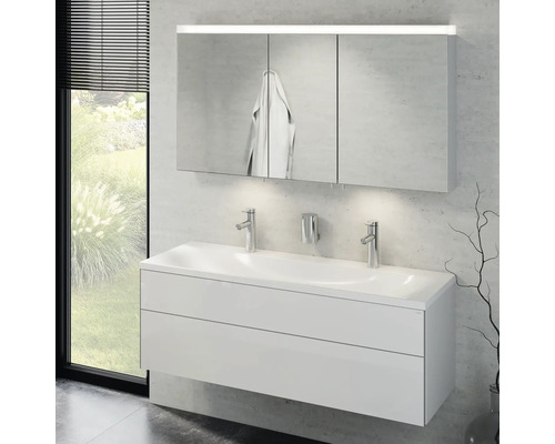 Koupelna s dvojitým umyvadlem, zrcadlovou skříňkou a ručníkem