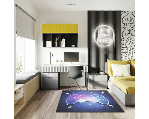 Moderní studentský pokoj se stolem, postelí a hracím kobercem