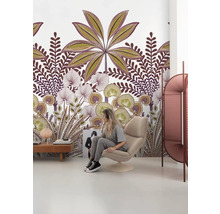 Design pokoje s květinovou tapetou, křeslem a paravánem