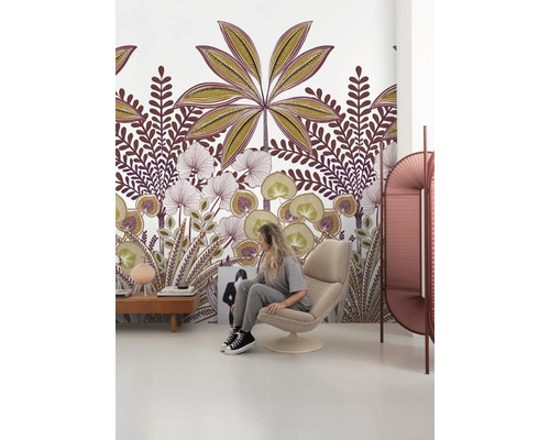 Design pokoje s květinovou tapetou, křeslem a paravánem