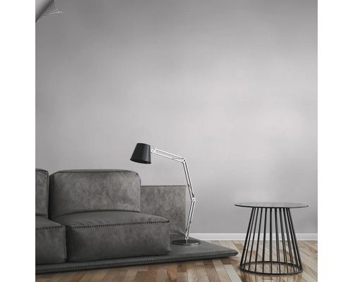 Obývací pokoj s pohovkou, stojací lampou a odkládacím stolkem