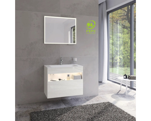 Moderní koupelna s bílou skříňkou pod umyvadlo, osvětleným zrcadlem a pečetí PEFC pro udržitelné lesní hospodářství