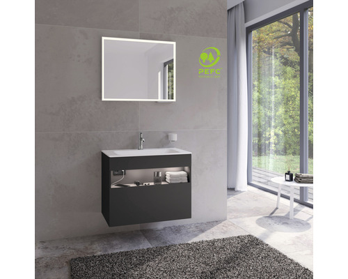 Moderní koupelna s umyvadlovou skříňkou, zrcadlem s osvětlením a pečetí PEFC pro udržitelné lesní hospodářství