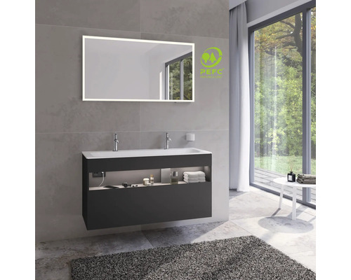 Moderní koupelna s osvětleným zrcadlem, skříňkou pod umyvadlo a pečetí PEFC