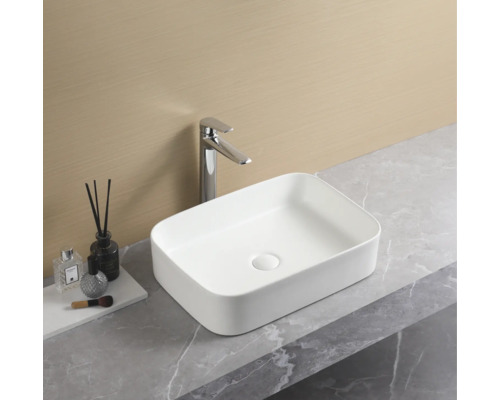 Obdélníkové keramické umyvadlo na desku s baterií na umyvadlové desce