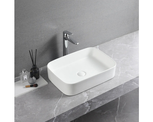 Obdélníkové keramické umyvadlo na desku s vodovodní baterií na pracovní desce