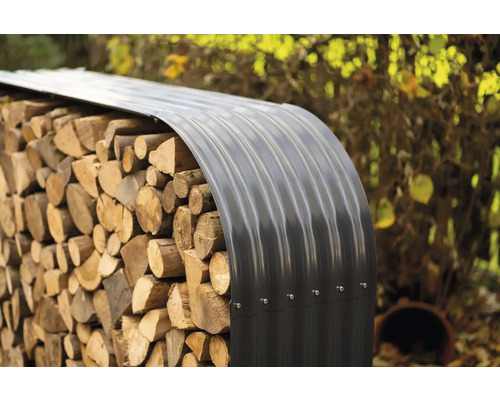 Naskládané palivové dřevo s kovovým krytem.