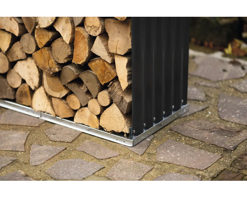 Regál na dřevo naplněný palivovým dřívím