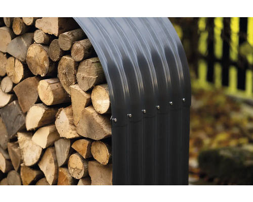 Sklad dřeva s kovovým krytem na ochranu před povětrnostními vlivy