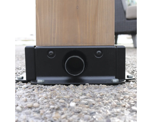 Detailní pohled na upevnění dřevěného sloupku s průchodem potrubí