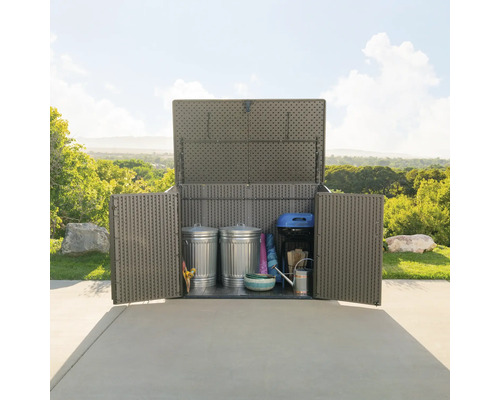 Otevřená skříň na nářadí se dvěma odpadkovými koši, grilem a zahradními doplňky pro venkovní skladování