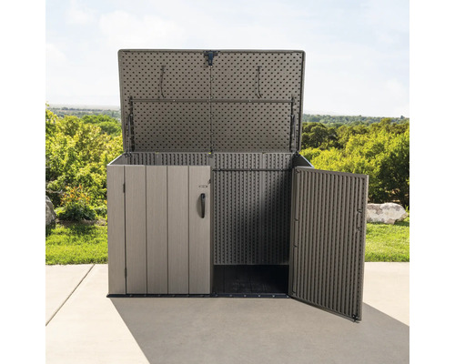 Otevřený box na nářadí pro uložení zahradního nářadí a příslušenství venku.