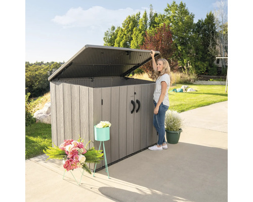 Zahradní skříň s otevřeným víkem na zahradě