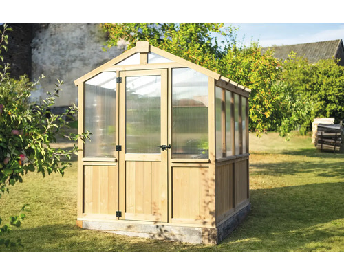 Dřevěný skleník s dveřmi na trávníku