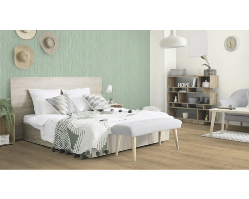 Ložnice s dvoulůžkem, lavicí, regálem a dekorativní nástěnnou malbou