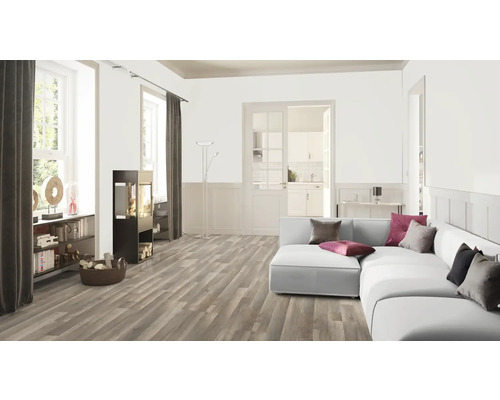 Obývací pokoj s dřevěnou podlahou, pohovkou a kamny na dřevo