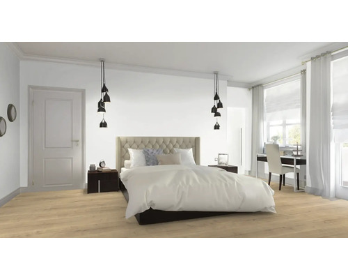 Světlá ložnice s postelí, nočními stolky, stropními svítidly a psacím stolem u okna.