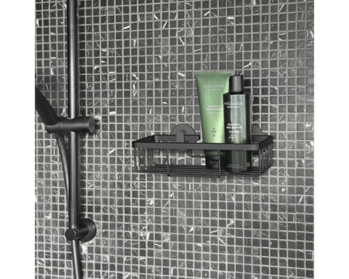 Sprchová polička se šamponem a kondicionérem na obložené stěně