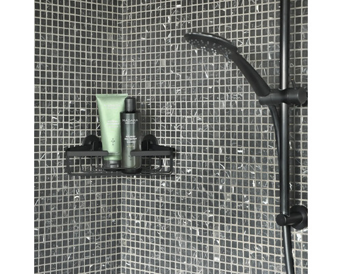 Sprchový kout se sprchovou hlavicí, tyčí a poličkou se sprchovými produkty na obkládané zdi