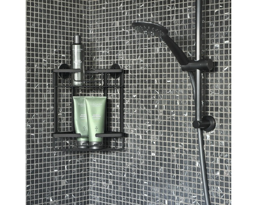 Sprchová scéna s policí a hlavicí sprchy