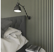 Stěna ložnice s dřevěnými panely, čelo postele a nastavitelné nástěnné svítidlo.