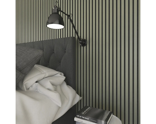 Stěna ložnice s dřevěnými panely, čelo postele a nastavitelné nástěnné svítidlo.