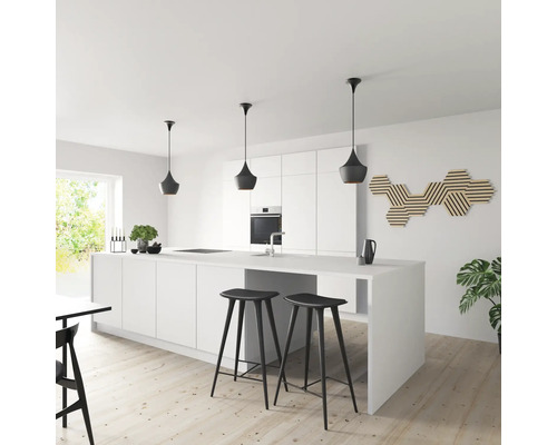 Světlá kuchyně s kuchyňským ostrůvkem, barovými židlemi a závěsnými světly