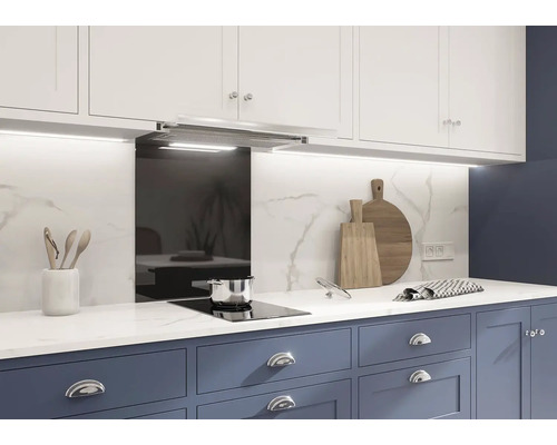 Kuchyňská scéna s digestoří, varnou deskou, dřezem, kuchyňským náčiním a pracovní deskou