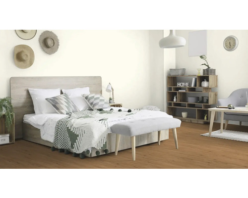 Světlá ložnice s postelí, lavicí a dřevěnými regály