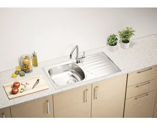 Kuchyňská scéna s dřezem, baterií a pracovní deskou