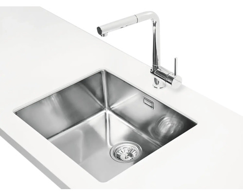 Nerezový dřez s vodovodní baterií na pracovní desce