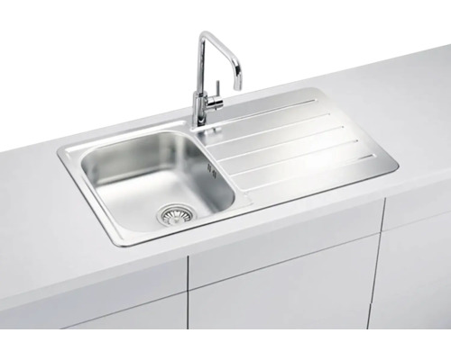 Nerezový dřez s odkapávací plochou a baterií na kuchyňské lince