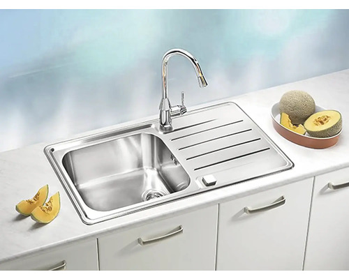 Nerezový dřez s odkapávací plochou a baterií na kuchyňské lince