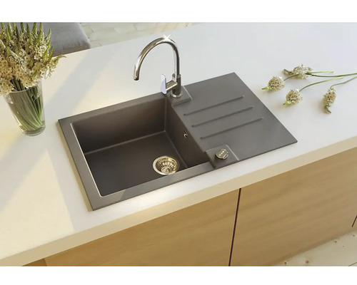 Dřez s odkapávací plochou a vodovodní baterií ve světlé kuchyni