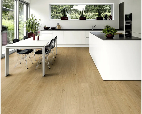 Světlý obývací pokoj s laminátovou podlahou s dřevěným vzhledem, jídelním stolem a kuchyňským koutem