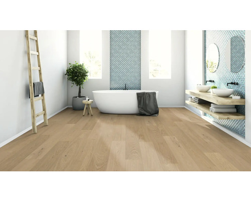 Světlá koupelna s volně stojící vanou, dřevěnou podlahou a umyvadlem