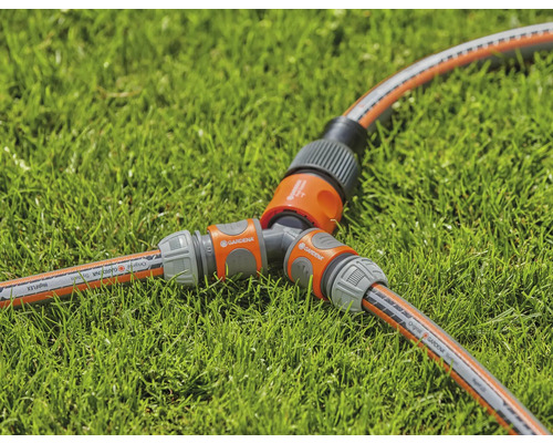 Rozdělovač zahradní hadice na trávníku