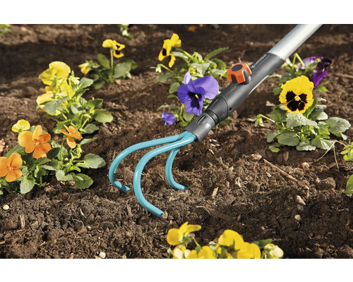 Zahradní nářadí pro zpracování půdy mezi květinovými záhony