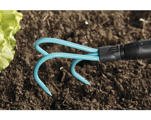 Zahradní nástroj se zuby v zemi