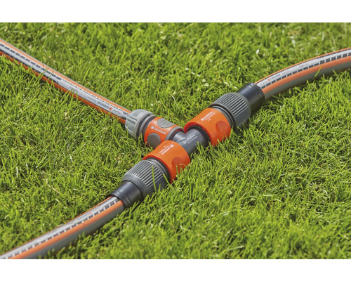 Gardena T-kus pro zahradní hadice na trávníku