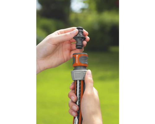 Konektor zahradní hadice se připojuje k hadicové přípojce